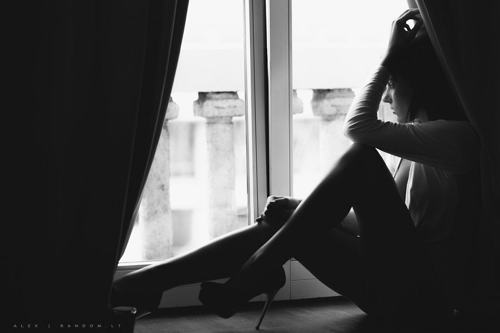  Fotosesija namuose  apartamentuose  asmeninė fotosesija  black and white  boudoir  calm  curtain  girl  langas  mergina  namuose  natural light  natūrali šviesa  sensual  sitting  užuolaidos  window  woman  by RANDOM.LT 